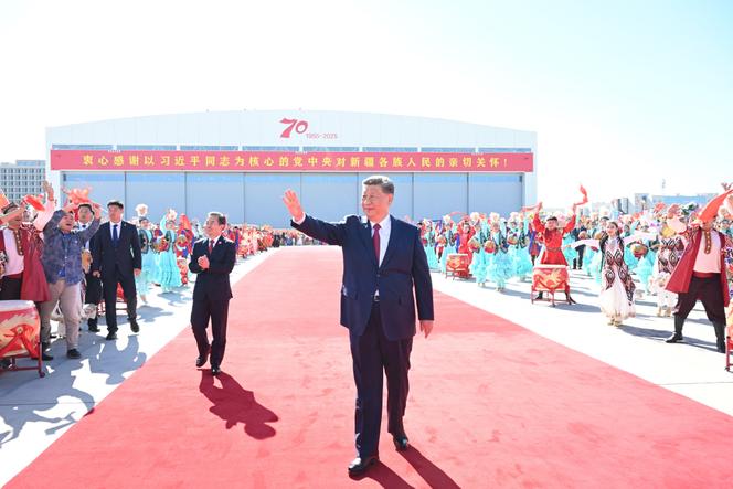 Sur cette photo publiée par l’agence de presse Xinhua, le président chinois, Xi Jinping, au moment de son départ de l’aéroport international d’Urumqi, dans la région autonome ouïghoure du Xinjiang, dans le nord-ouest de la Chine, le 25 septembre 2025.