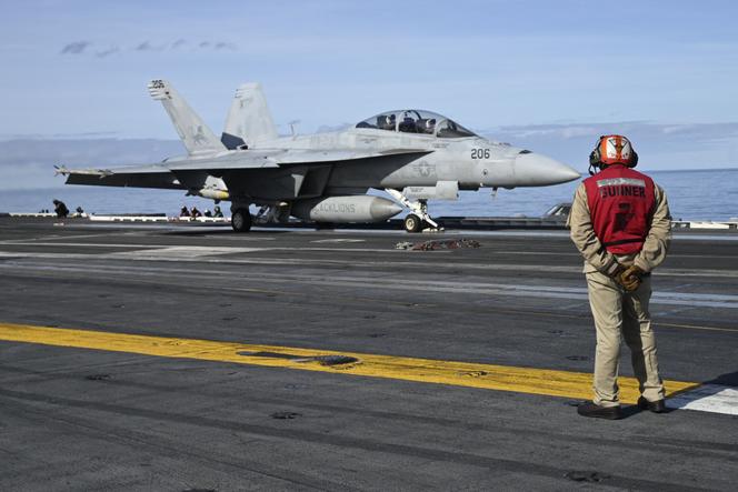 Un avion de combat F-18E s’apprêtant à décoller du porte-avions « USS Gerald-Ford », lors de l’exercice militaire « Neptune Strike 2025 » de l’OTAN, en mer du Nord, le 24 septembre 2025.