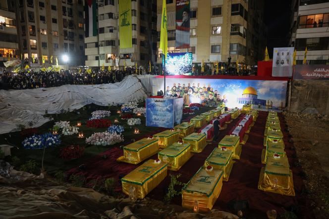 Des partisans du Hezbollah rassemblés autour de cercueils symboliques, sur le site où le défunt chef du groupe, Hassan Nasrallah, a été tué, avant le premier anniversaire de son assassinat lors d’une frappe aérienne, dans la banlieue sud de Beyrouth, le 26 septembre 2025.