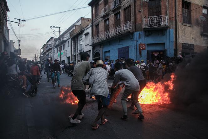 Lors des manifestations contre les coupures d’eau et de courant sur l’île de Madagascar, à Antananarivo, le 25 septembre 2025.