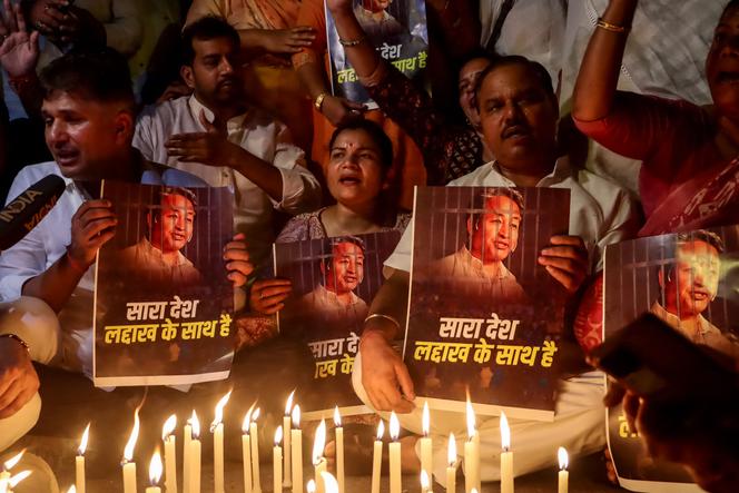 Des partisans du parti Aam Aadmi (AAP) participent à une veillée aux chandelles pour protester contre l’arrestation du militant proladakhi Sonam Wangchuk, à New Delhi, le 26 septembre 2025. 