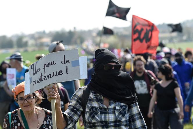 Des manifestants, lors d’un rassemblement pour protester contre un projet de construction de bassins de stockage d’eau agricole à grande échelle dans la zone marécageuse du Marais poitevin, à La Rochenard, dans les Deux-Sèvres, le 26 mars 2022.