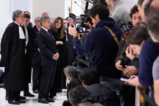 L’ancien président Nicolas Sarkozy, aux côtés de son épouse Carla Bruni-Sarkozy, à l’issue de son procès pour financement illégal présumé de campagne, à Paris, le 25 septembre 2025.