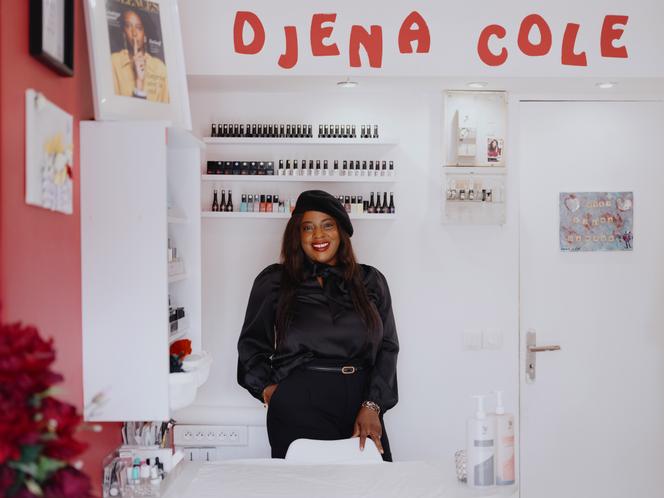 Djena Diarra, dans son bar à ongles, Djena Cole, à Montfermeil (Seine-Saint-Denis), le 17 septembre 2025. 