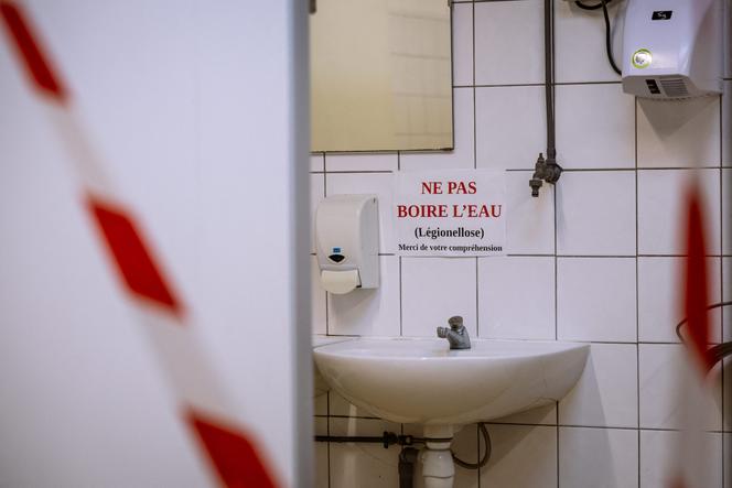 Une pancarte prévient de ne pas boire l’eau pour éviter toute contamination à la légionellose à Albertville (Savoie), le 23 septembre 2025.