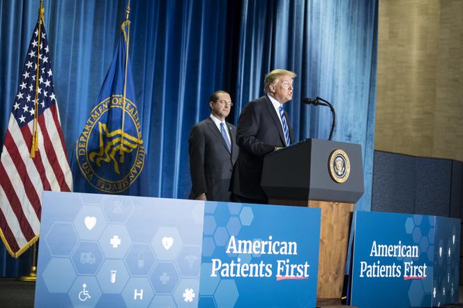 Donald Trump, lors de son premier mandat, aux côtés d’Alex Azar, secrétaire d’Etat à la santé et aux services sociaux, à Washington, le 25 octobre 2018. 