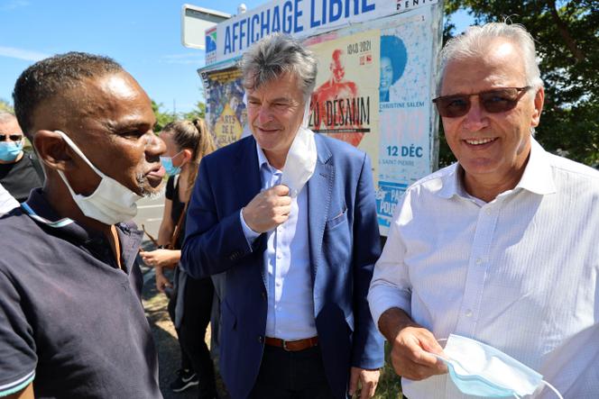 Un habitant de Sainte-Suzanne, le premier secrétaire du Parti communiste français, Fabien Roussel, et l’édile de la ville, Maurice Gironcel, à Sainte-Suzanne (La Réunion), le 16 décembre 2021. 