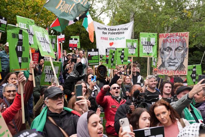 Des manifestants réagissent à l’annonce de l’arrêt des poursuites judiciaires contre Mo Chara, rappeur de Kneecap, devant le tribunal de Woolwich, à Londres, le 26 septembre 2025. 