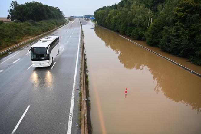 L’autoroute A11 inondée près de Chartres (Eure-et-Loir), le 20 août 2025.