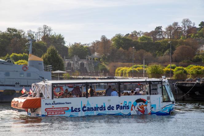 Visite de Paris en bus amphibie, véhicule qui peut à la fois se déplacer sur terre et sur l’eau, par Les Canards de Paris. 