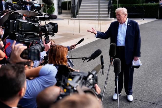 Donald Trump s’adresse aux journalistes devant la Maison Blanche, à Washington, le 26 septembre 2025.