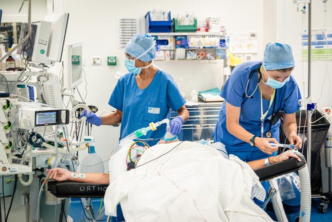 Anesthésie d’une patiente avant son opération pour la pose d’une prothèse de la hanche à l’hôpital Lyon-Sud (Rhône), le 23 juin 2025.