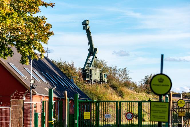 Une installation radar mobile positionnée dans la zone militaire danoise d’Amager, à Pionegaarden, au Danemark, le 26 septembre 2025.