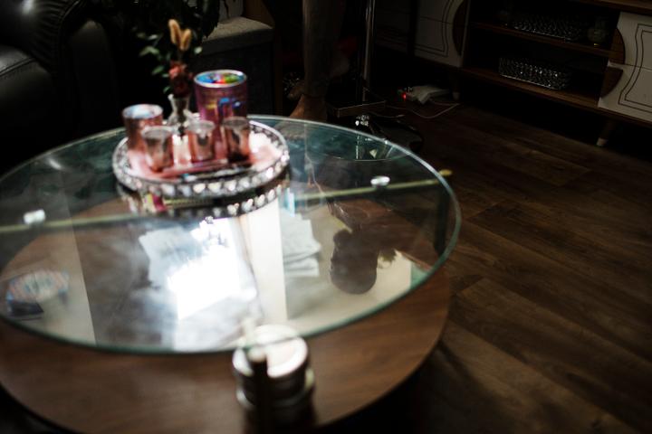 Dans l’appartement de Dilawar, 54 ans, à l’Astra House, au cœur d’une zone industrielle de Harlow (Royaume-Uni), le 15 septembre 2025.