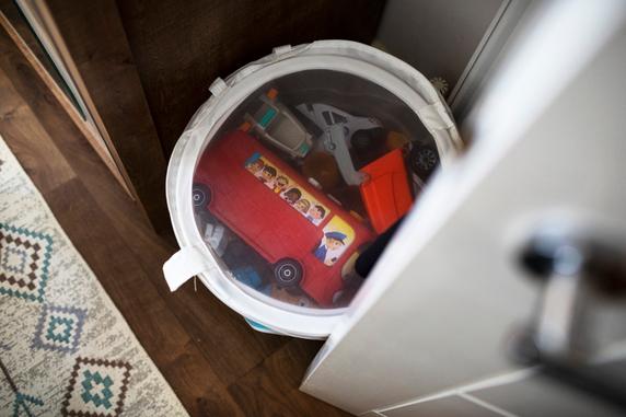 Dans l'appartement exiguë de Dilawar et Taslima, les jouets de leur fils, à Harlow (Royaume-Uni), le 15 septembre 2025.