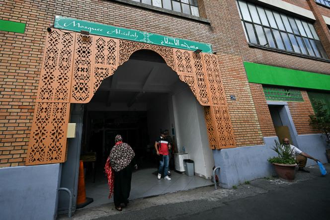 Devant l’entrée de la mosquée Islah, où des têtes de porc ont été découvertes tôt dans la matinée du 9 septembre 2025, à Montreuil (Seine-Saint-Denis).