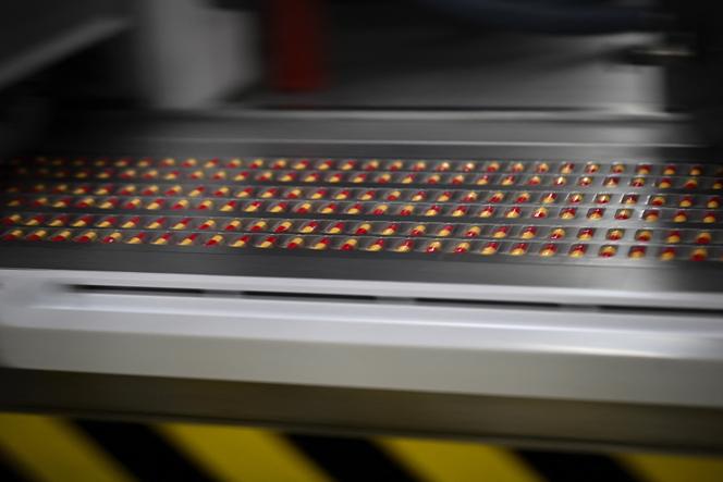 Ligne de production du médicament français Doliprane, à l’usine Sanofi de Lisieux (Calvados), en octobre 2024.