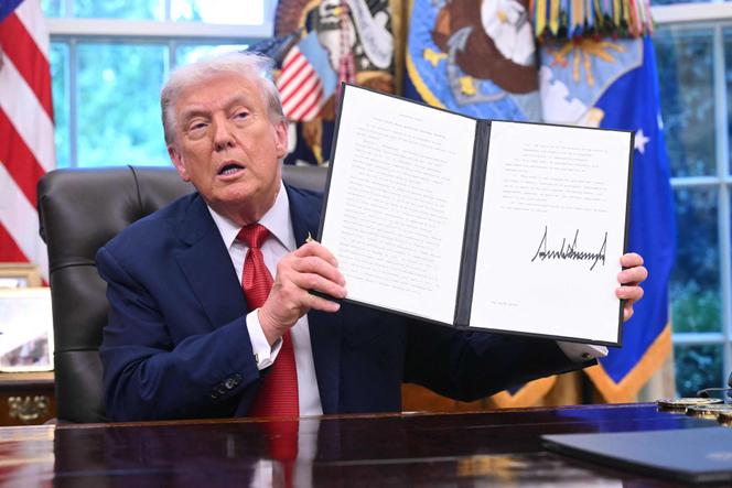 Donald Trump signe un décret officialisant le passage sous pavillon américain de l’application d’origine chinoise TikTok, à la Maison Blanche, à Washington, le 25 septembre 2025.