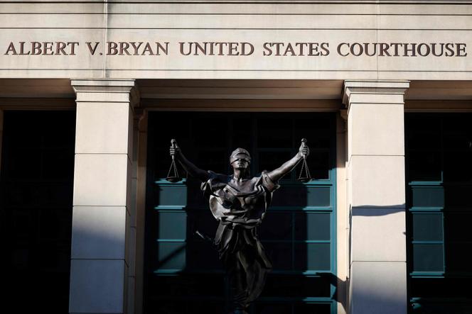 Devant le tribunal fédéral, à Alexandria (Virginie), le 26 septembre 2025. L’ancien directeur du FBI James Comey a été inculpé par un grand jury.