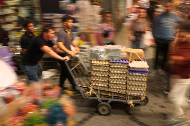 Livraison de caisses d’œufs dans un magasin d’alimentation du quartier commerçant d’Eminonu, à Istanbul, vendredi 26 septembre 2025. 