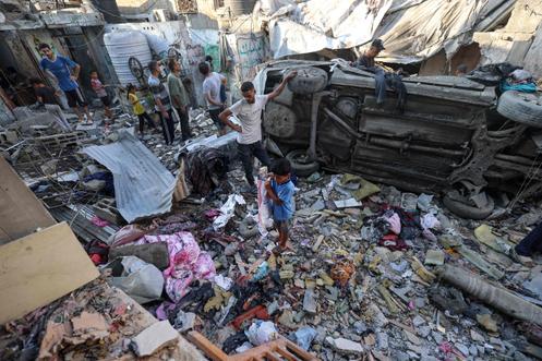 Devant une maison touchée par les bombardements israéliens dans le camp de réfugiés de Nousseirat, au centre de la bande de Gaza, le 27 septembre 2025.