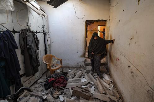 A l’intérieur d’une maison touchée par les bombardements israéliens dans le camp de réfugiés de Nousseirat, au centre de la bande de Gaza, le 27 septembre 2025.