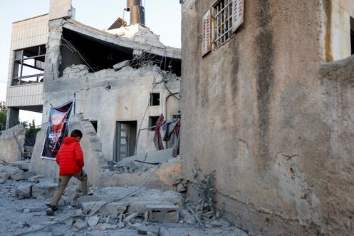 Près de la maison de l’un des deux auteurs présumés de l’attaque à Jérusalem-Est, après sa démolition par l’armée israélienne, à Al-Qubayba, en Cisjordanie, le 27 septembre 2025.