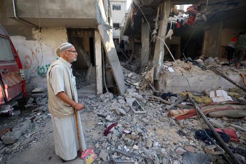 Un homme constate les dégâts devant une maison touchée par un bombardement israélien dans le camp de réfugiés de Nousseirat, au centre de la bande de Gaza, le 27 septembre 2025.