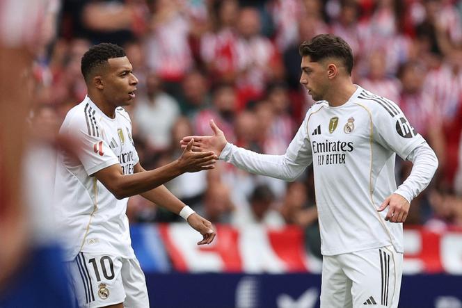 Kylian Mbappé et Federico Valverde, son partenaire au Real, à Madrid, le 27 septembre 2025. 