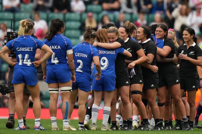 La Néo-Zélandaise Renee Holmes, au centre, enlace la Française Pauline Bourdon Sansus, à la fin du match pour la médaille de bronze de la Coupe du monde féminine de rugby, à Twickenham (Royaume-Uni), le samedi 27 septembre 2025.