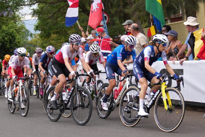 La Française Pauline Ferrand-Prévot, à droite, pendant la course en ligne élite lors des Championnats du monde de cyclisme sur route à Kigali, au Rwanda, le 27 septembre 2025.
