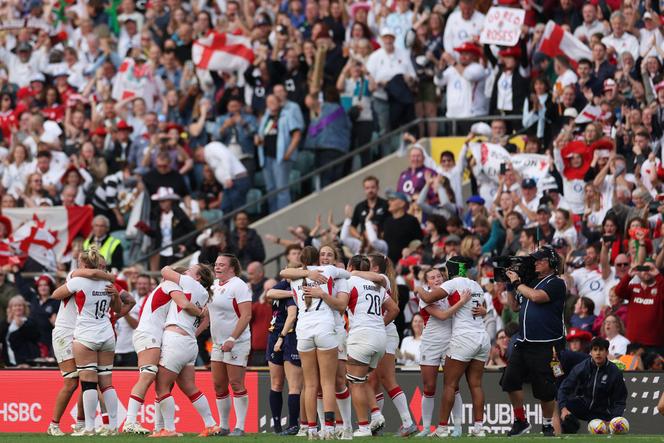 Les joueuses anglaises célèbrent leur victoire en finale de la Coupe du monde de rugby, face au Canada, à Twickenham (Royaume-Uni), le 27 septembre 2025.
