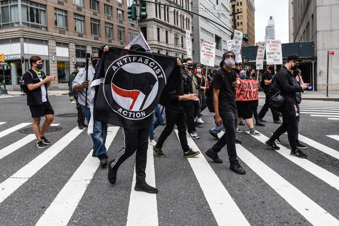Des manifestants, dont certains affiliés au mouvement antifa, lors d’un rassemblement à New York, le 25 juillet 2021.
