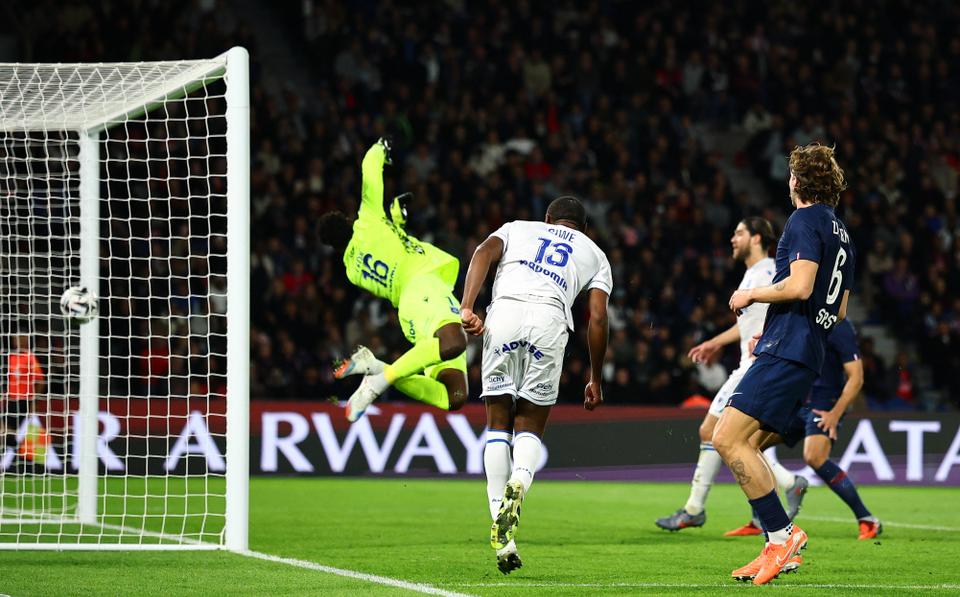 929605f_ftp-import-images-1-0gsgstyuderf-2025-09-27t194320z-179980516-up1el9r1is7vs-rtrmadp-3-soccer-france-psg-aja.JPG