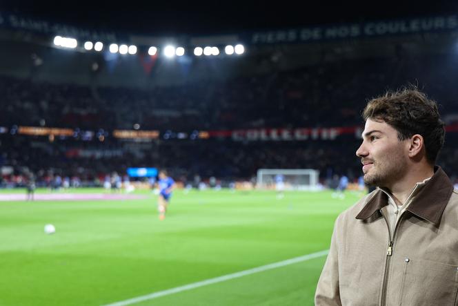 Antoine Dupont avant le match de Ligue 1 entre le Paris Saint-Germain et Auxerre, le 27 septembre 2025 au Parc des Princes de Paris.