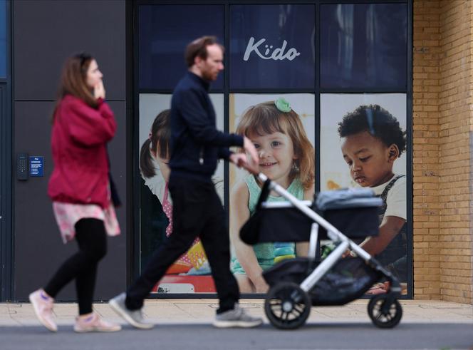 Des passants circulent devant une école Kido dans le sud de Londres, en Grande-Bretagne, le 27 septembre 2025. 