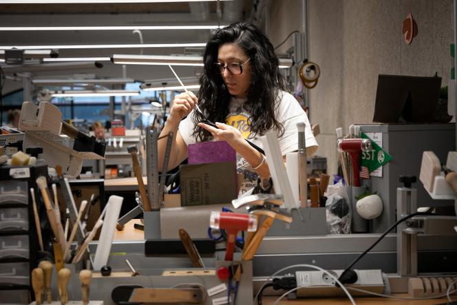 Une artisane travaille sur un sac en cuir, dans l’atelier de maroquinerie Hermès, à Louviers (Eure), le 6 avril 2023. 