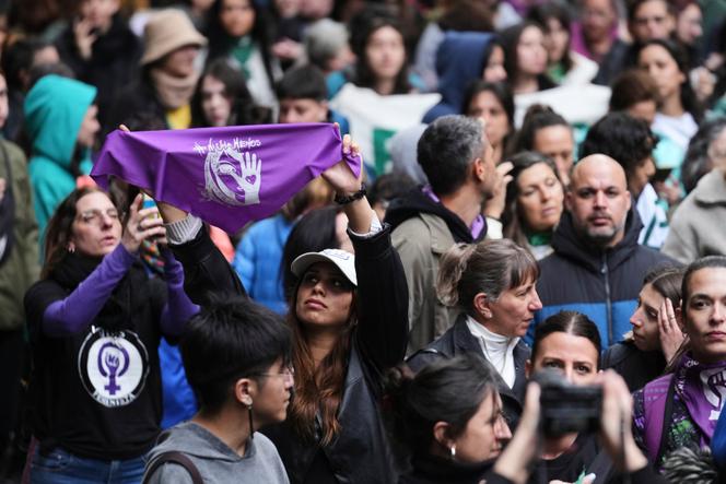 Manifestation féministe après la torture et le meurtre de deux jeunes femmes et une adolescente, à Buenos Aires, le 27 septembre 2025.