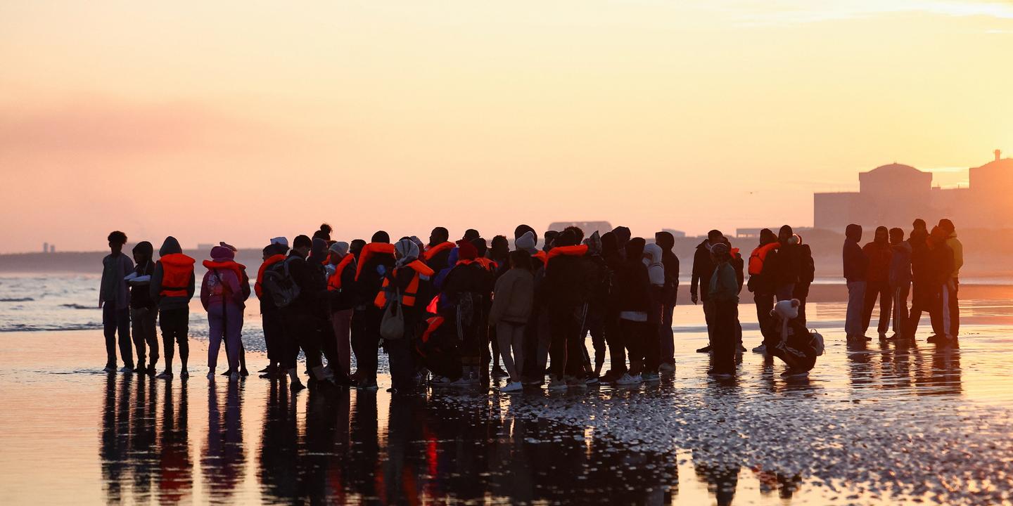 La France interdit de territoire dix militants d’extrême droite britanniques pour des actions contre des migrants