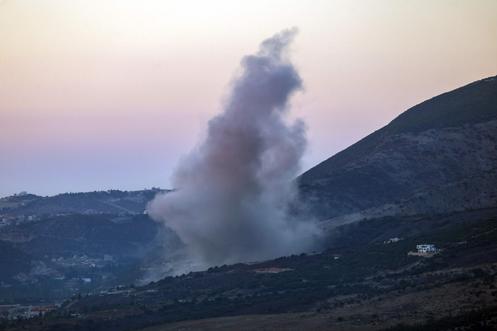 Une frappe aérienne israélienne aux abords du village de Jarmaq, au sud du Liban, le 28 septembre 2025.