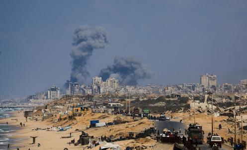 De la fumée s’élève de la ville de Gaza lors d’une opération militaire israélienne, le 28 septembre 2025.