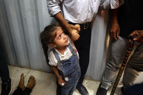 A l’intérieur d’une structure préfabriquée où se trouvent des corps de personnes tuées, devant l’hôpital Al-Awda, dans le camp de réfugiés de Nousseirat, dans le centre de la bande de Gaza, le 28 septembre 2025.