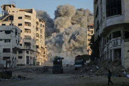 Après une frappe aérienne israélienne, dans la ville de Gaza, le 28 septembre 2025.