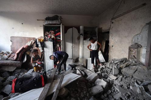 Dans une maison endommagée par une frappe israélienne, dans le camp de réfugiés de Nousseirat, dans le centre de la bande de Gaza, le 28 septembre 2025.