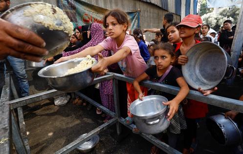 Lors d’une distribution de nourriture dans une cuisine caritative, à Nousseirat, dans le centre de la bande de Gaza, le 28 septembre 2025.
