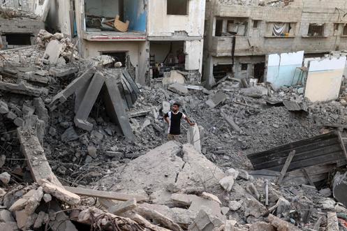 Sur le site d’un bâtiment détruit par une frappe israélienne, dans le camp de réfugiés de Nousseirat, au centre de la bande de Gaza, le 28 septembre 2025.