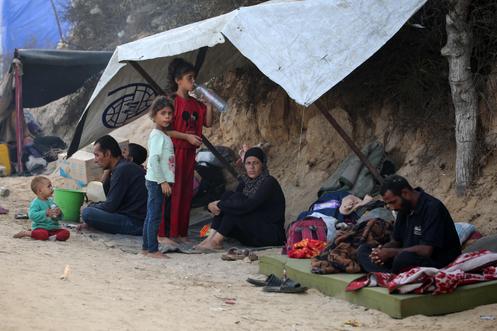 Des Palestiniens ayant fui la ville de Gaza, dans le camp de réfugiés de Nousseirat, dans le centre de la bande de Gaza, le 28 septembre 2025.