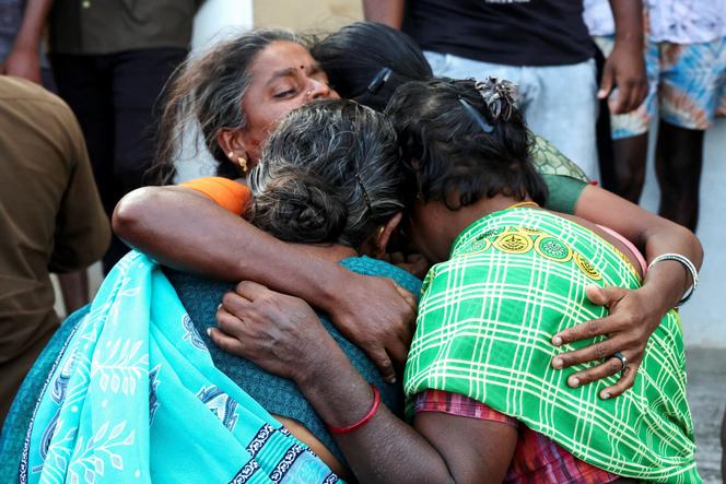 Des proches des victimes, devant l’hôpital du Karur Government Medical College, dans le district de Karur, au Tamil Nadu, en Inde, le 28 septembre 2025.