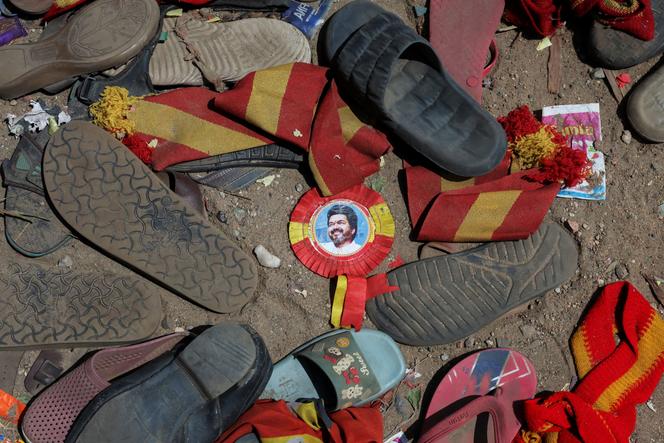 Un badge avec la photo de Vijay, acteur et homme politique, au milieu de chaussures et d’autres effets personnels abandonnés par les participants d’un rassemblement de campagne électorale, dans le district de Karur, au Tamil Nadu, en Inde, le 28 septembre 2025.