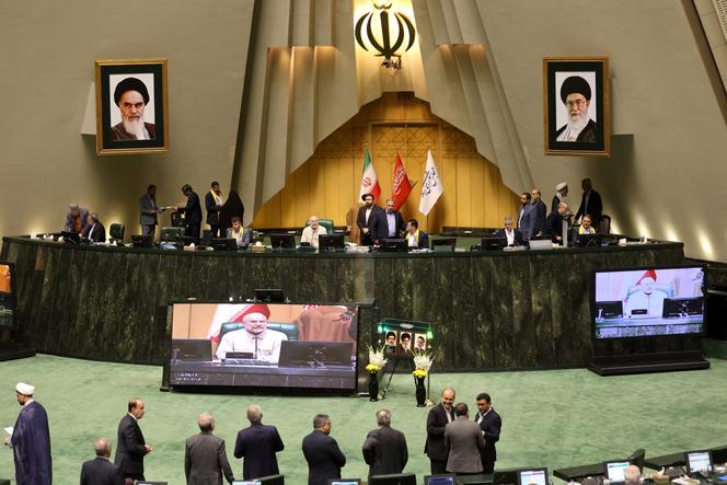 Des membres du parlement iranien assistent à une réunion parlementaire à Téhéran, en Iran, le 28 septembre 2025.